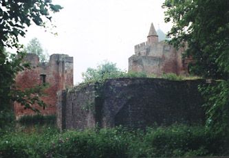 Op de voorgrond het restand van de
Tetburgiatoren