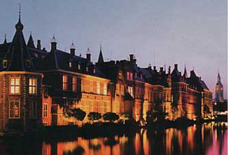 Het binnenhof aan de hofvijver met
op achtergrond de oude Jacobuskerk