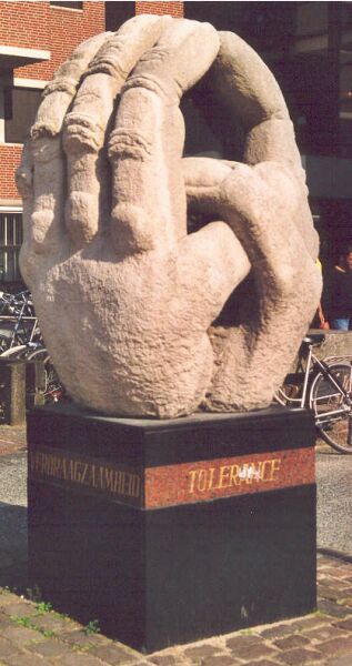 Tolerantie, Stationsplein Hilversum