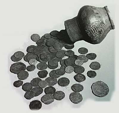 De schat die bij kasteel Saasveld werd gevonden telde veel zilveren munten en enkele gouden munten