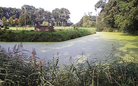 Gracht van voormalig kasteel Weleveld bij Zenderen