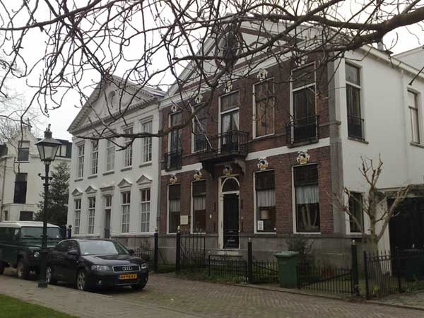 Deze twee huizen aan de Slotlaan in Rotterdam staan op de fundering van slot Honingen waar Lumey gevangen zat