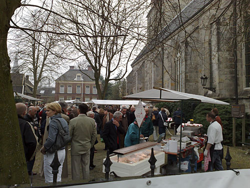 Eerste streekmarkt bij Oude Kerk Delden