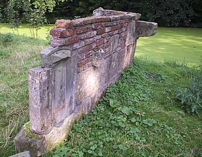 Restant van een muur van kasteel Weleveld