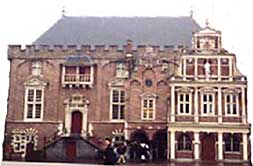 De Gravenzaal in Haarlem. De rechter
voorgevel is er later bij gebouwd