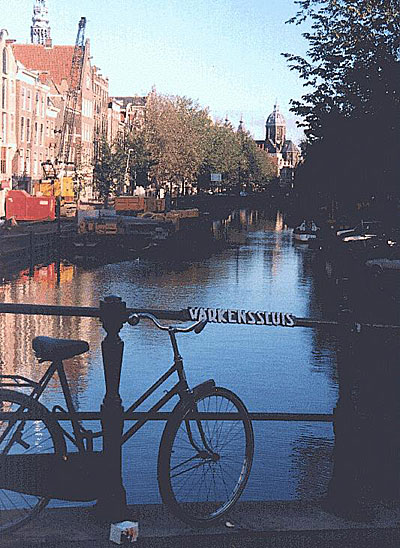 Op deze plek was vroeger de Varkenssluis in Amsterdam