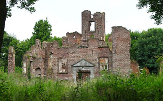 Van kasteel Blijenbeek is alleen een ruïne over