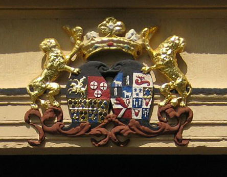 Johan Willem Ripperda is geboren in Oldehove waar boven de ingang van de kerk het wapen van Ripperda is weergegeven