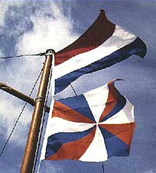 De oude prinsenvlag en de nieuwe vlag