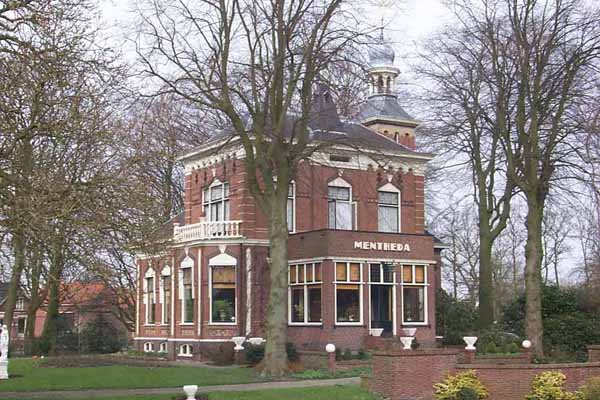 Op de plek van het herenhuis Mentheda stond eens de borg van Entens